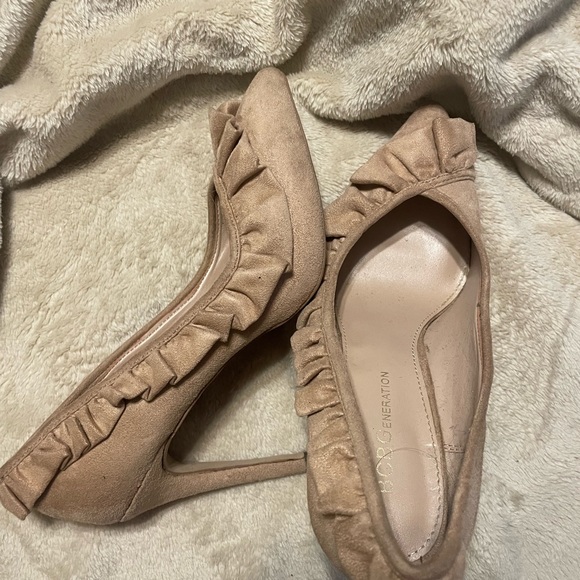 Bcbg beige ruffle pump - Picture 3 of 8